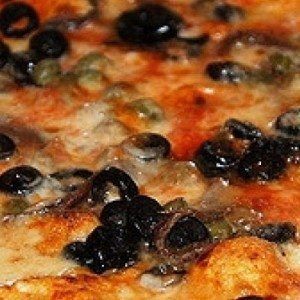 Pizza acciughe capperi olive salame piccante