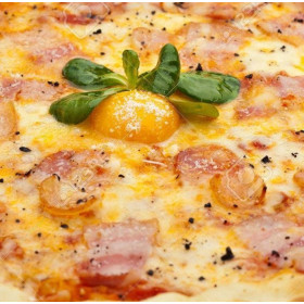Salsa di pomodoro, Mozzarella, Cipolla, Pancetta, Uovo