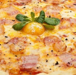 Pizza cipolla pancetta uova