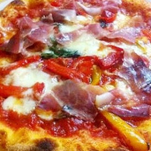 Pizza speck brie peperoni