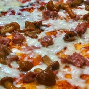 Pizza chiodini porcini salsiccia
