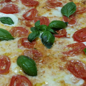 Pizza bufala, pomodori ciliegini, basilico