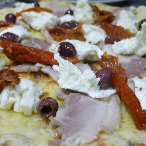 Pizza pomodorini secchi porchetta olive