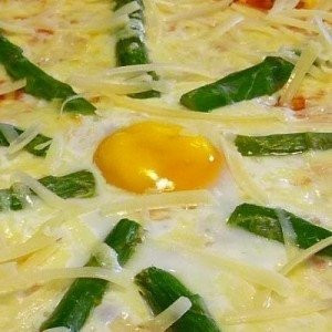 Pizza asparagi e uova