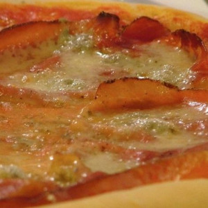 Pizza speck e gorgonzola