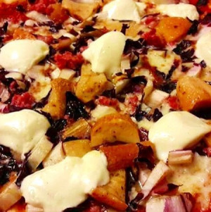 Pizza salsiccia porcini radicchio di treviso