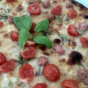 Mozzarella, Gorgonzola , Pomodorini, Salsiccia