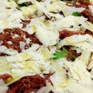 Pizza rucola, sfilacci di cavallo e grana