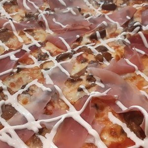 Salsa di pomodoro, Mozzarella, Speck, Funghi champignone, Panna